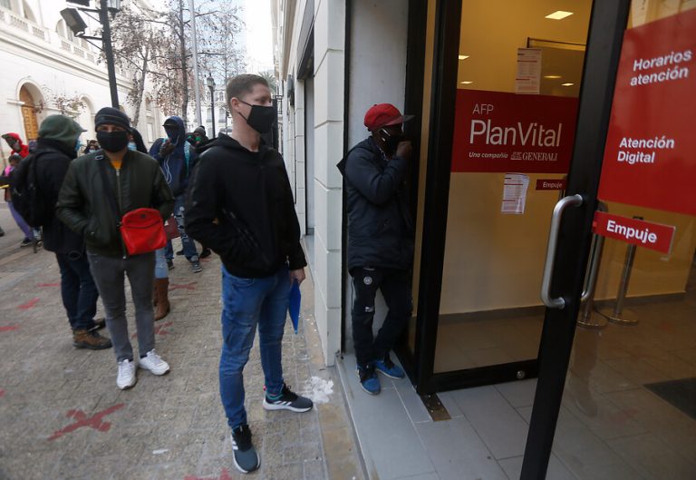 Le retuvieron su 10% por deuda de pensión alimenticia, pero es él quien tiene la custodia de sus hijas