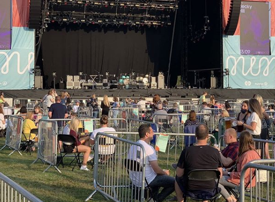 Barreras de contención y dos metros de distancia: Así fue el primer concierto en Inglaterra en pandemia: