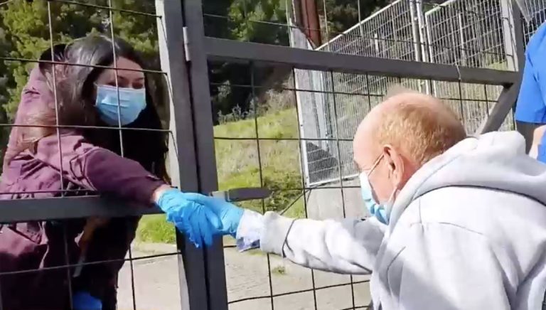 Ayudar a quienes no pueden abrazar a sus familias: Más de 100 hogares de adultos mayores inician campaña para reunir fondos