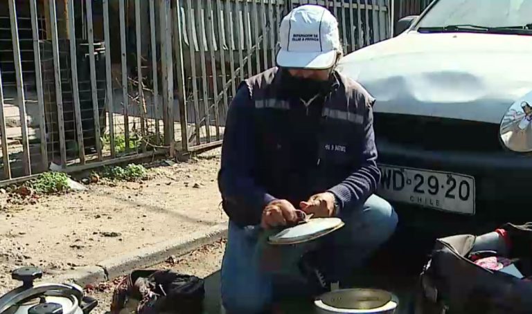 Más de 44 años de experiencia: La labor del apasionado reparador de ollas a presión que recorre Chile