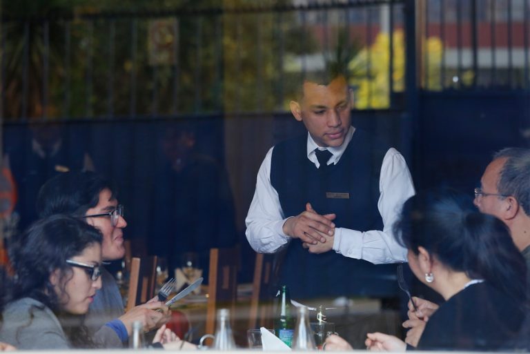 Garzones claman ayuda al gobierno: Ganan el mínimo y no reciben beneficios de la clase media