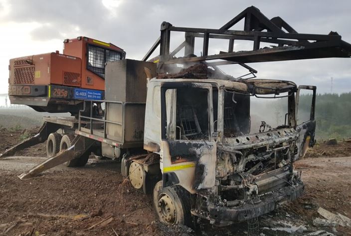 Nuevo ataque incendiario deja dos camiones y maquinaria forestal quemada en Arauco