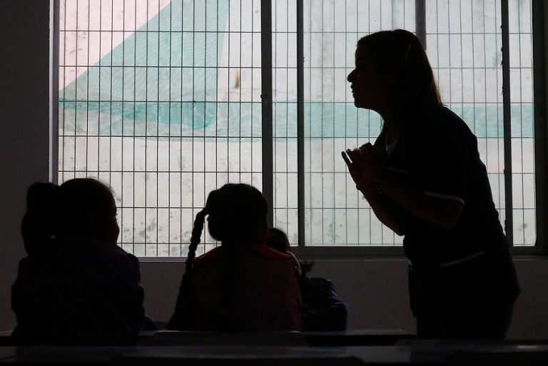 Profesores ganan batalla legal contra apertura de colegios en Florida en medio de la pandemia