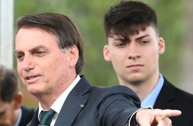 Hijo menor de Bolsonaro muestra cómo se traga la hidroxicloroquina para tratar el COVID-19