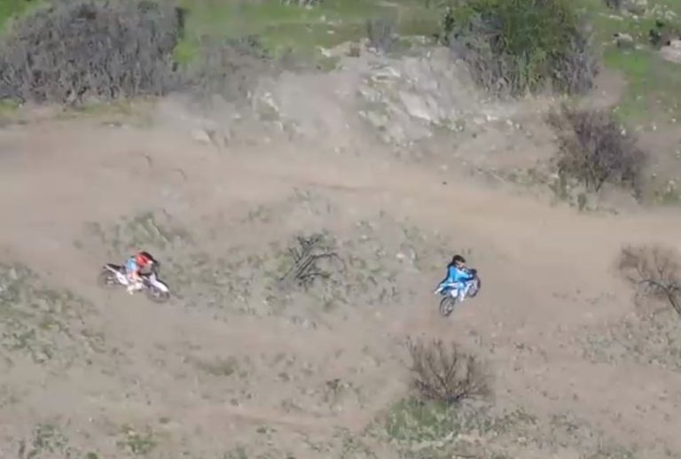 Desafían la cuarentena en cerro de Huechuraba: Motocross por el día y fiestas por la noche