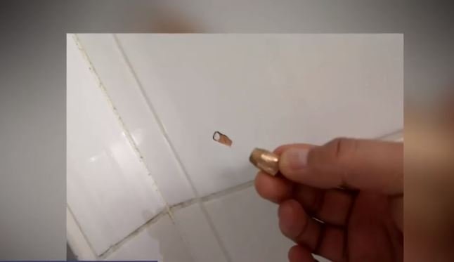 Casa recibió impacto de bala disparada durante un velorio de alto riesgo