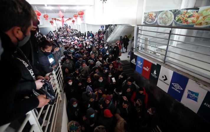 Cientos aglomerados en apertura de Mall Chino: Llegó el Intendente a fiscalizar