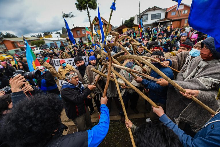 Realizan marcha en apoyo al machi Celestino Córdova en la antesala de su decisión sobre huelga seca