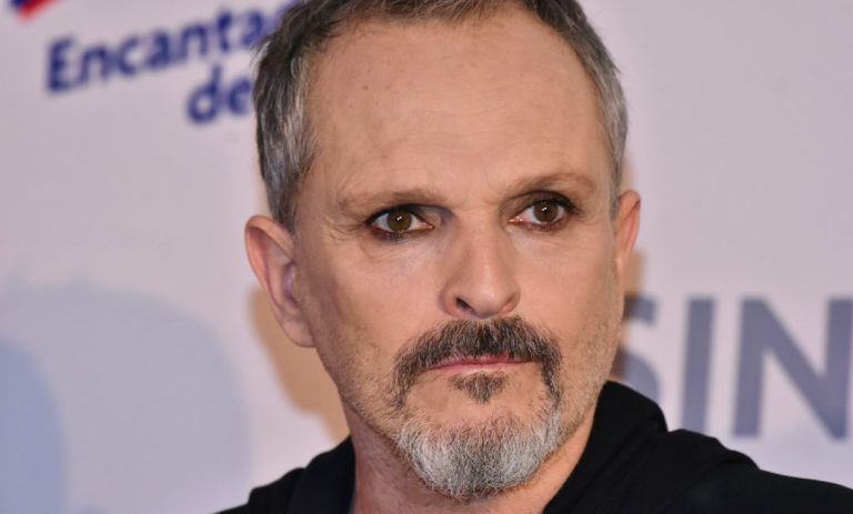 Miguel Bosé sigue difundiendo que el COVID-19 es una conspiración y respalda manifestación antimascarillas