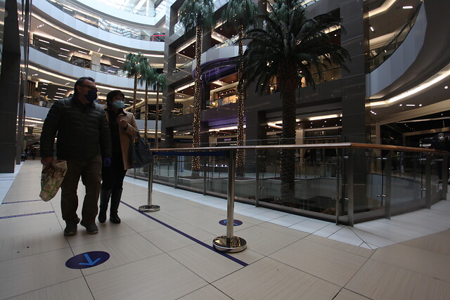Tras caos en mall chino: Diputados de la Comisión de Salud rechazan apertura del Costanera Center