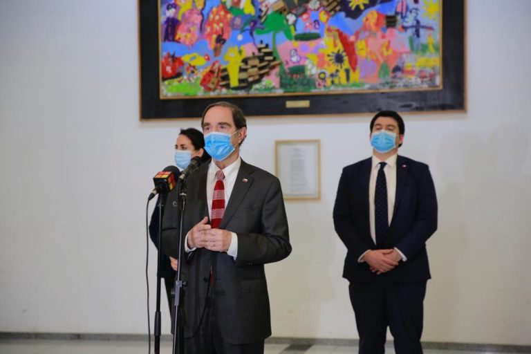 Ministro Larraín valoró acuerdo con machi Celestino: 