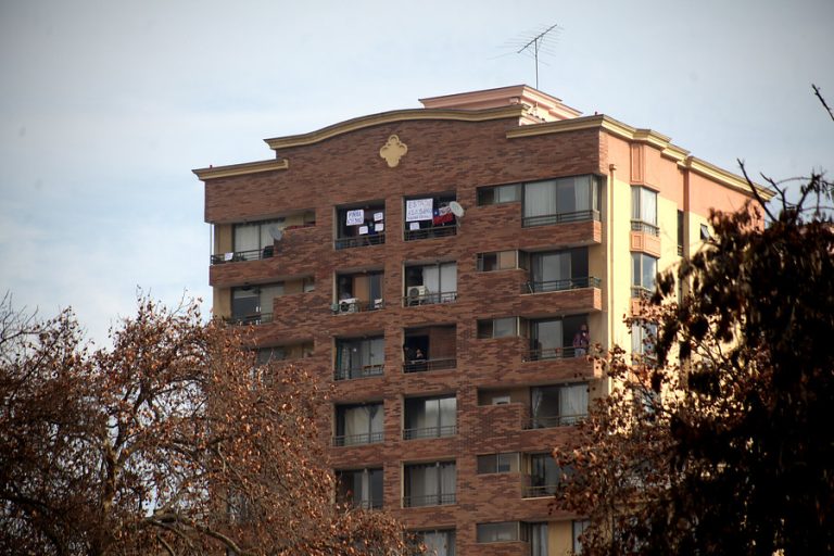 Vecinos dejan de pagar gastos comunes en edificios y condominios: La morosidad aumentó un 60%