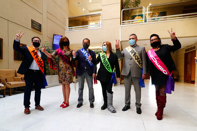 Diputados de oposición se suman a Pamela Jiles y aparecen con bandas por el Apruebo en la Cámara