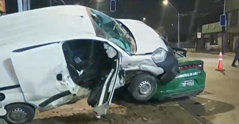 Vehículo terminó sobre patrulla de Carabineros tras choque en Villa Alemana