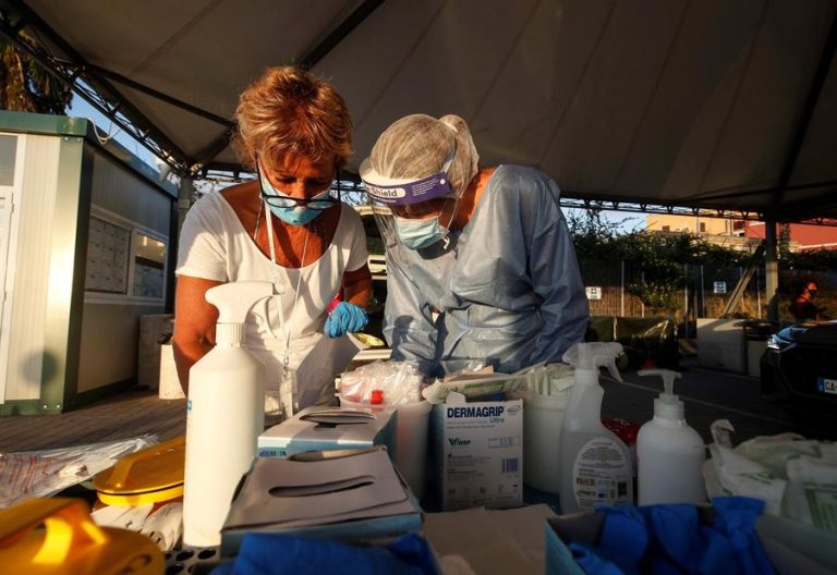 Italia supera los mil contagios diarios y los expertos temen por rebrote