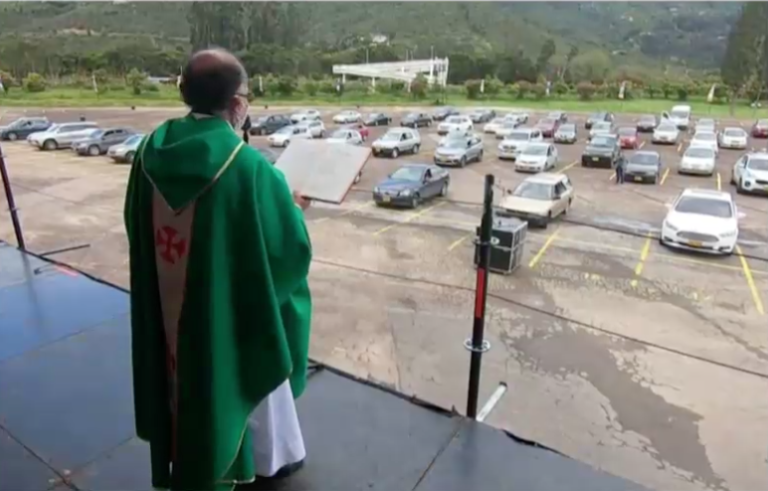 Sacerdote realizó misa al estilo de auto-cinema en Colombia