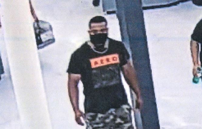 Buscan a hombre que abrazó a clientes en supermercado para contagiarlos con COVID-19
