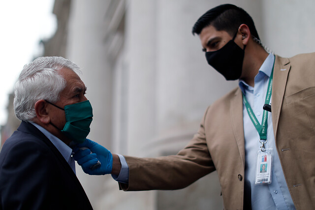 Plebiscito: Ministro de Salud sugiere que personas enfermas con COVID-19 no voten