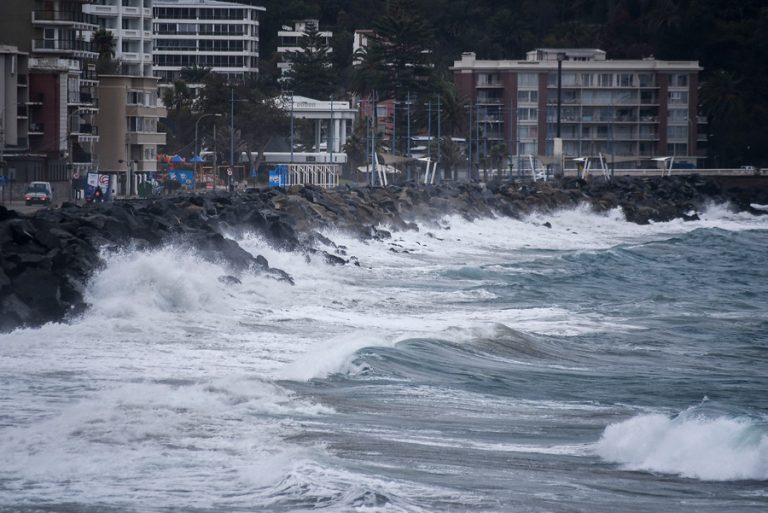 Rachas de hasta 93 kilómetros por hora en Valparaíso: Emiten aviso por probables tormentas eléctricas