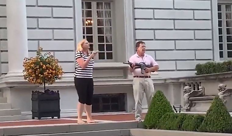 Pareja que amenazó a manifestantes entregan apoyo a Trump: 