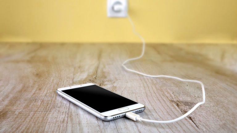 Muere niño de 11 años que recibió descarga eléctrica mientras jugaba con su celular conectado al cargador