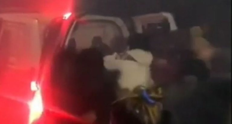 Acusado de violación de menor salió corriendo y protegido durante la detención: Vecinos lo alcanzaron para lincharlo