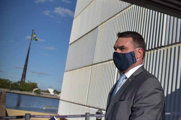 Hijo mayor de Bolsonaro tiene COVID-19 y toma hidroxicloroquina como tratamiento