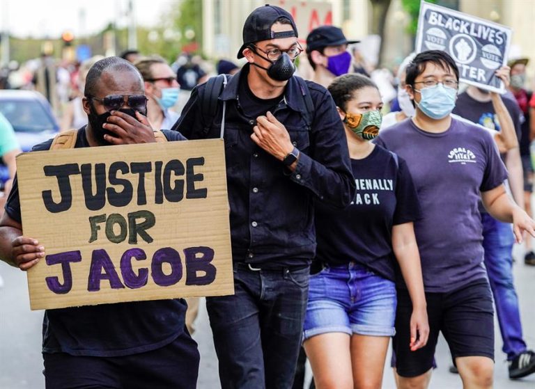 Familia de Jacob Blake, el hombre que recibió disparos de la policía, dice que está paralizado de la cintura para abajo