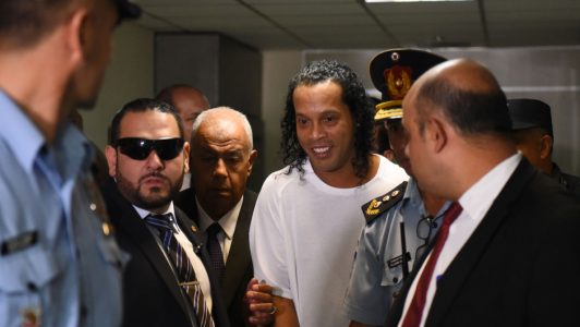 Ronaldinho y su hermano regresaron a Brasil tras pasar cinco meses detenidos en Paraguay