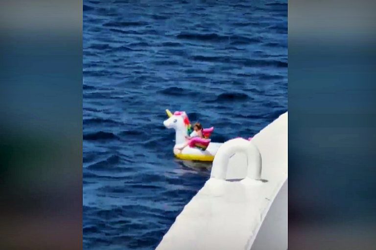 El rescate extremo de una niña en un unicornio inflable que estaba a la deriva en el mar griego