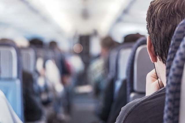 ¿Cuán probable es contagiarse de COVID-19 en un avión? Científicos calcularon la tasa de infección