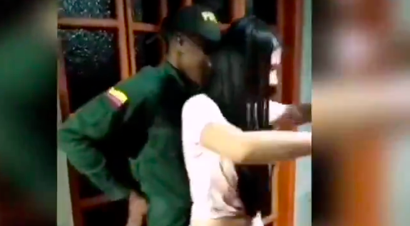 Se fueron de rumba: Policías que iban a detener una fiesta en cuarentena se quedaron bailando