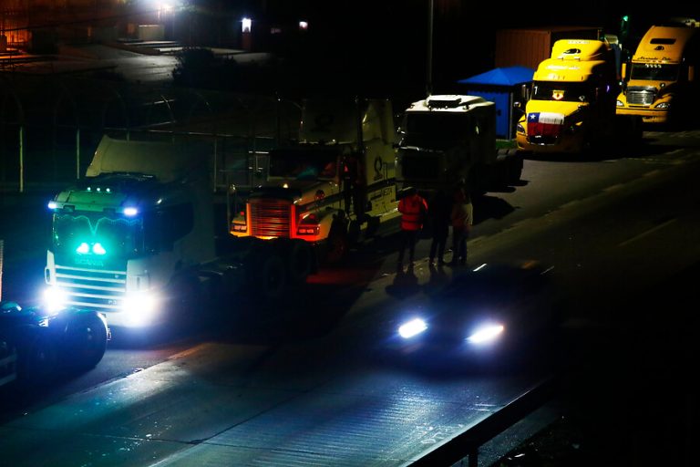 Camioneros se instalaron en la Ruta 68 e iniciaron paralización