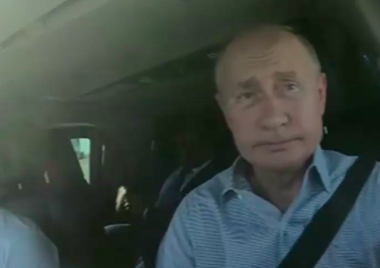 Su primer viaje en meses: Putin inaugura una carretera manejando una limusina