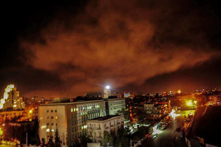 Israel responde con nuevos ataques contra Gaza por lanzamiento de globos incendiarios y cohetes