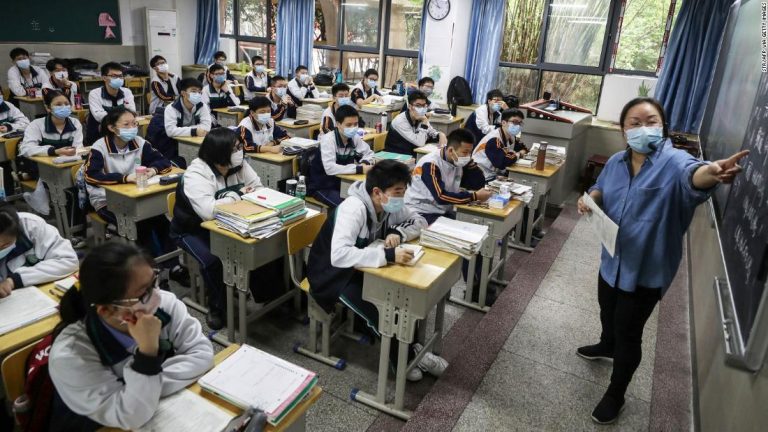 Escuelas de Wuhan vuelven a clases: Sin mascarilla, pero con distancia social
