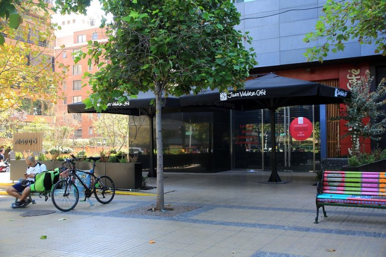 Lavín entrega parte de la calle a restaurantes de Isidora Goyenechea durante fase 3