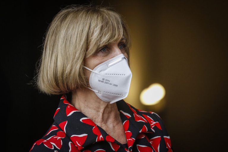 Matthei mantiene en suspenso su postura en el plebiscito: 