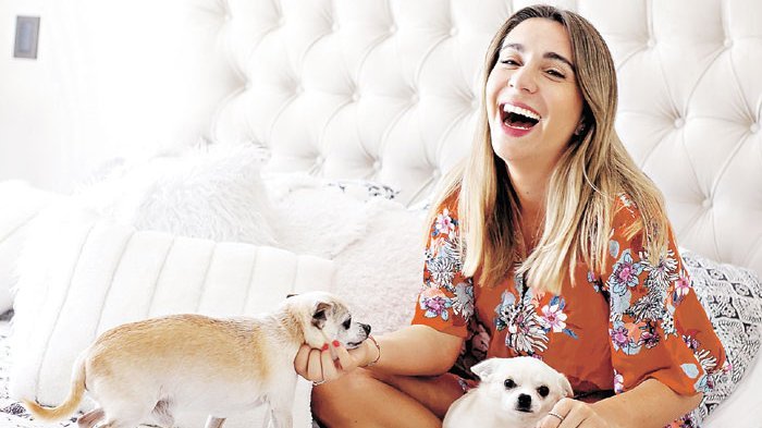 “Con estas botas conocí a Britney Spears”: Dani Urrizola mostró todos sus zapatos que tiene en su casa en Las Condes