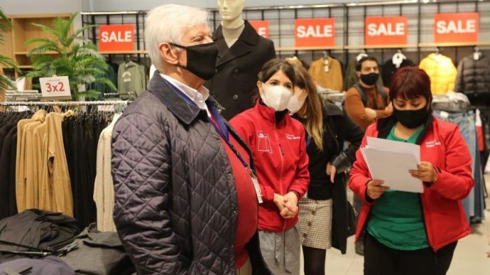 Una multitud de personas fue a comprar: Tienda en Vitacura es clausurada por no respetar medidas sanitarias por el coronavirus