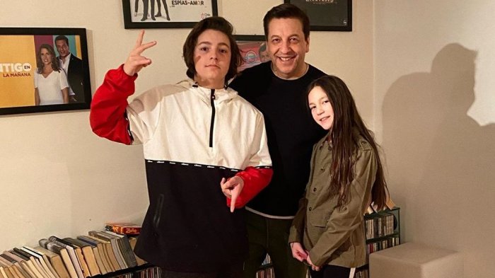 Julio César Rodríguez le da un especial llamado de atención a sus hijos: “Ahora el papá debe andar regateando un besito o un cariñito”