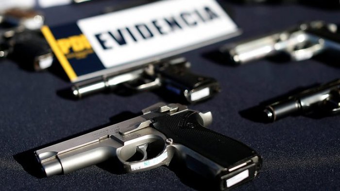 Nano Calderón continúa prófugo: Allanamiento en su departamento permitió encontrar armas y drogas