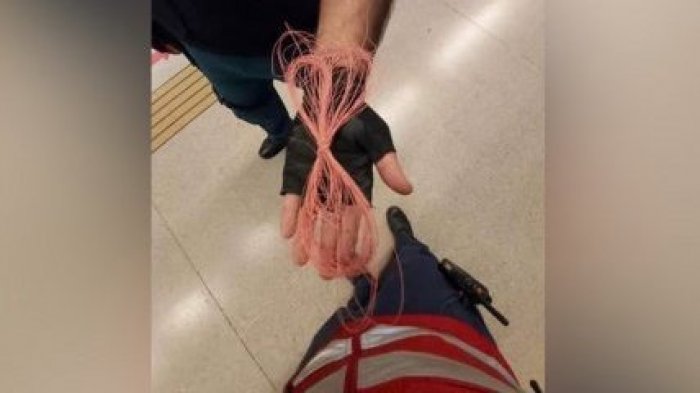 Metro interpone querella: Encuentran hilo curado amarrado al interior de carros del metro