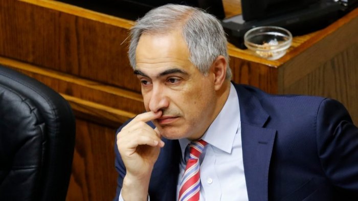 Senador Chahuán usó fondo de cámara en Zoom para simular que estaba en una oficina