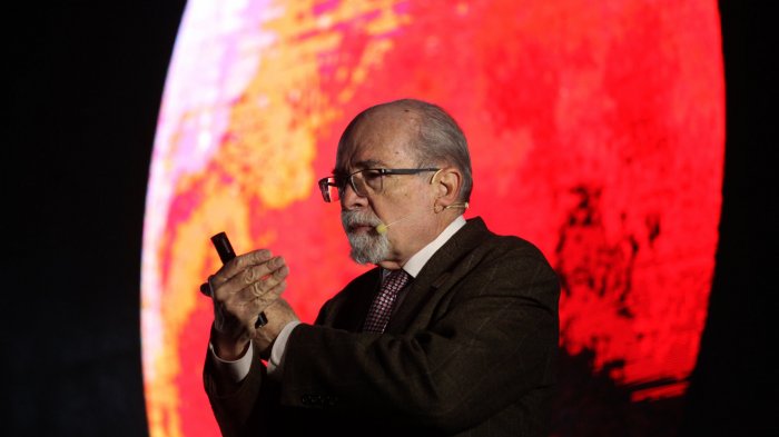 La cuarentena de José Maza desde su casa en Las Condes: Encerrado en su escritorio y aprendiendo a usar zoom