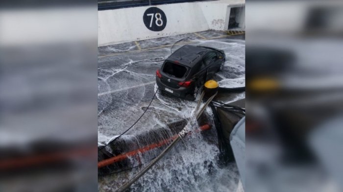 Marejadas en Valparaíso arrasaron con automóviles: Alertan posible tormenta eléctrica para esta jornada