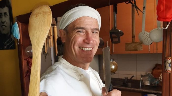 Con las manos en la masa: Julio Milostich se luce vendiendo empanadas durante la pandemia