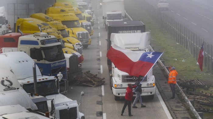 Bloquean pistas en Ruta 68: Comienza paro indefinido de camioneros a nivel nacional