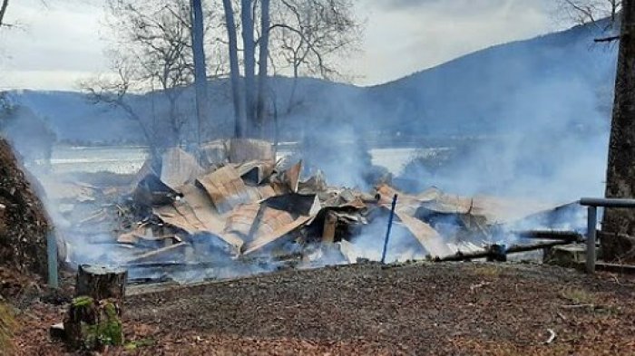 Queman cabañas en el sector de El Manzano a orillas del lago Lanalhue