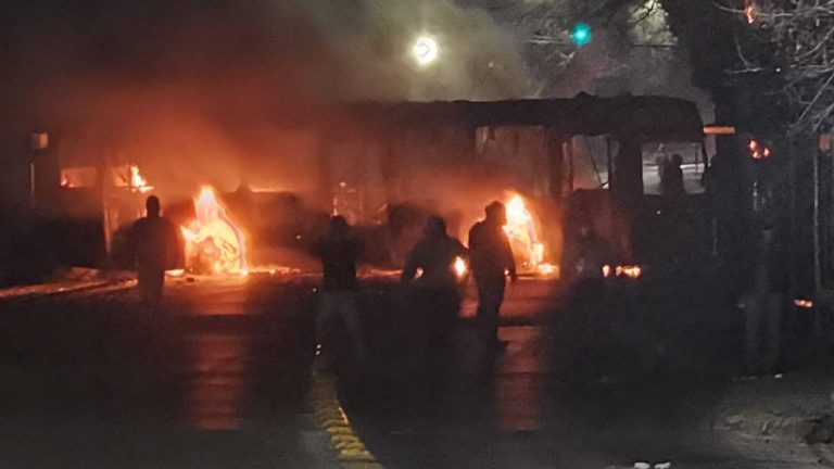 Queman bus de locomoción colectiva tras nueva jornada de incidentes en Santiago